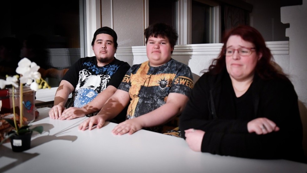 Jonas, Kim och Anna Byström, har tvingats lämna sitt hem. Detta efter förra veckans omfattande brand i ett flerfamiljshus på Morö backe. 