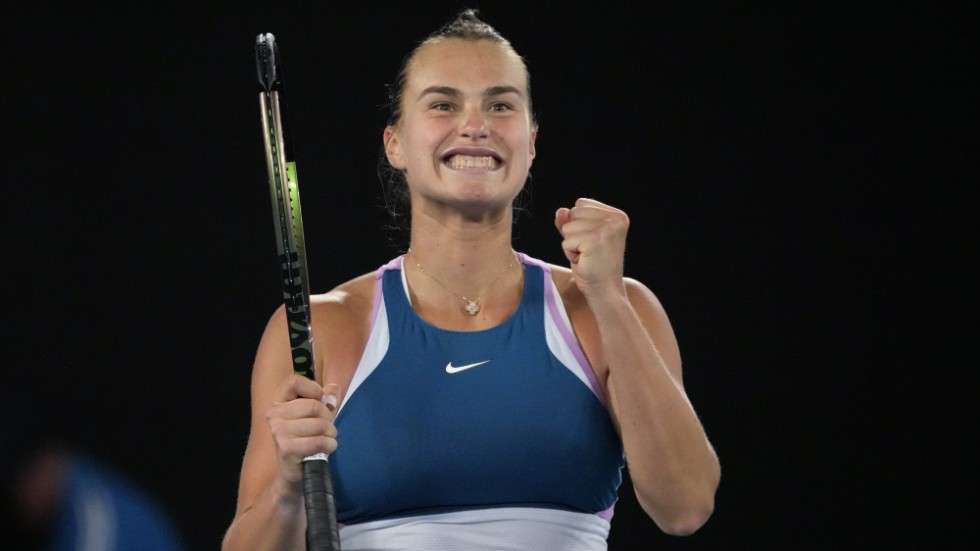 Aryna Sabalenka, Belarus, firar segern i semifinalen av Australian Open.