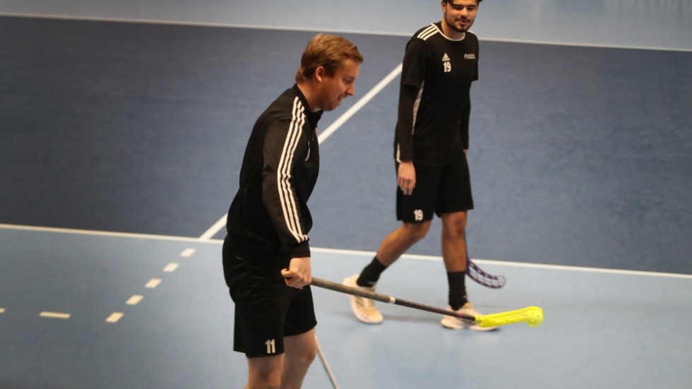 Simon Palmén zorrar med lagkamraten David Carringtons med hook. Inför torsdagens träning zorrades det en hel del. 