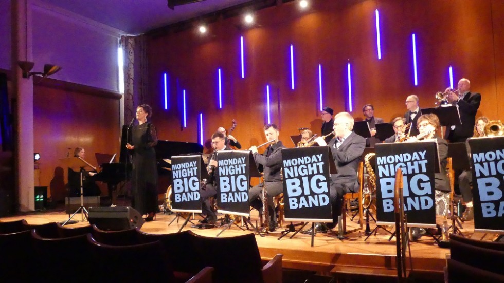 Sinne Eeg backas upp av hela Monday Night Big Band.