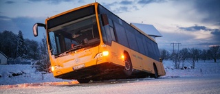 Buss körde i diket i Tofta • Flera bussar av vägen i halkan – flera inställda turer