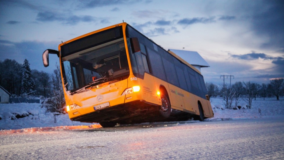 Bussen körde i diket på Toftavägen, i höjd med Suderbys.