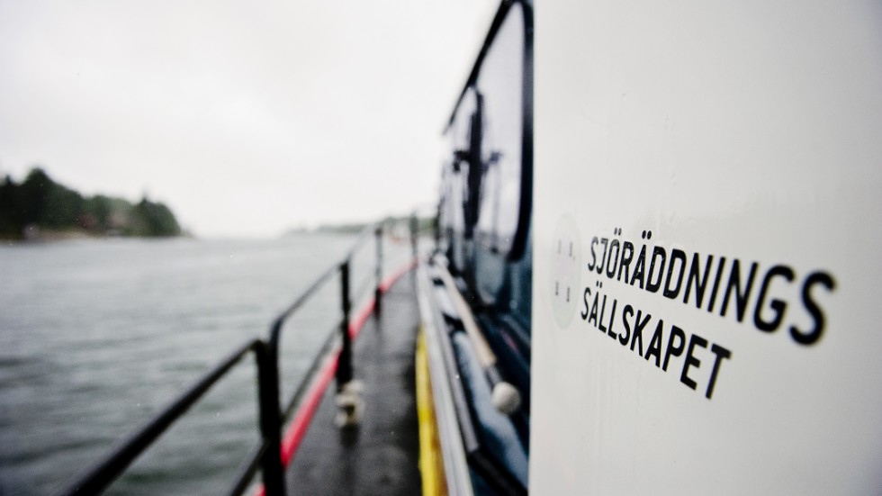 Sjöräddningssällskapet larmades tillsammans med Kustbevakningen och Sjöfartsverket ut efter det att en seglare fallit överbord. Arkivbild.