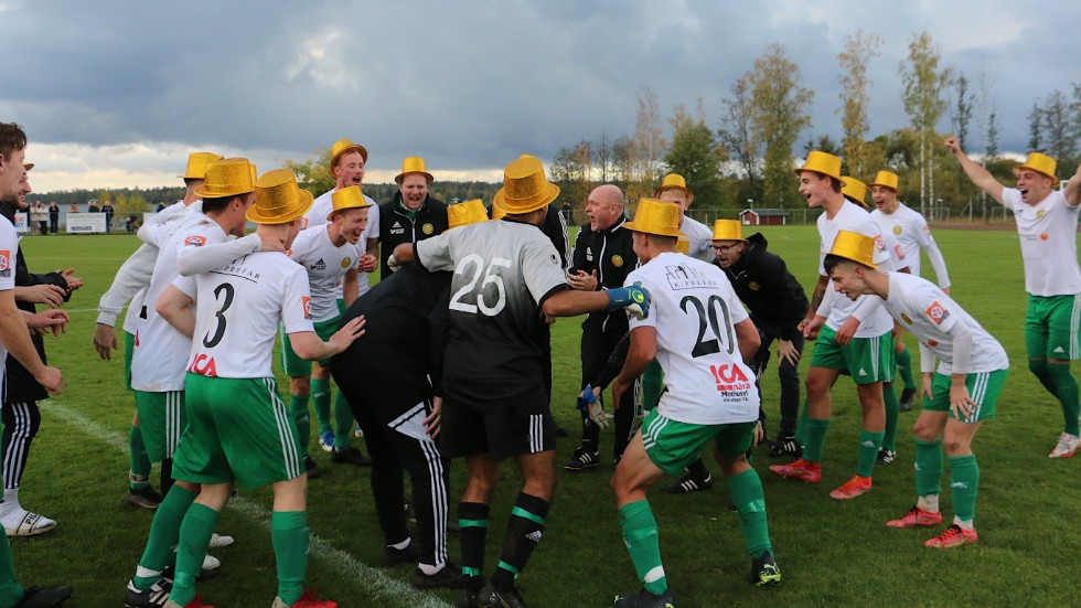 En given höjdare i helgen. Hultsfreds FK firade serieseger med guldhattar på. Förstås. 