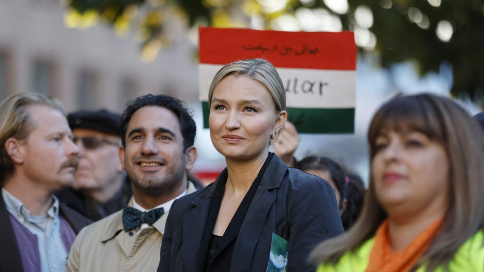 Socialförsäkringsminister Ardalan Shekarabi (S) och Kristdemokraternas partiledare Ebba Busch vid en manifestation för det iranska folket på Norrmalmstorg i Stockholm.