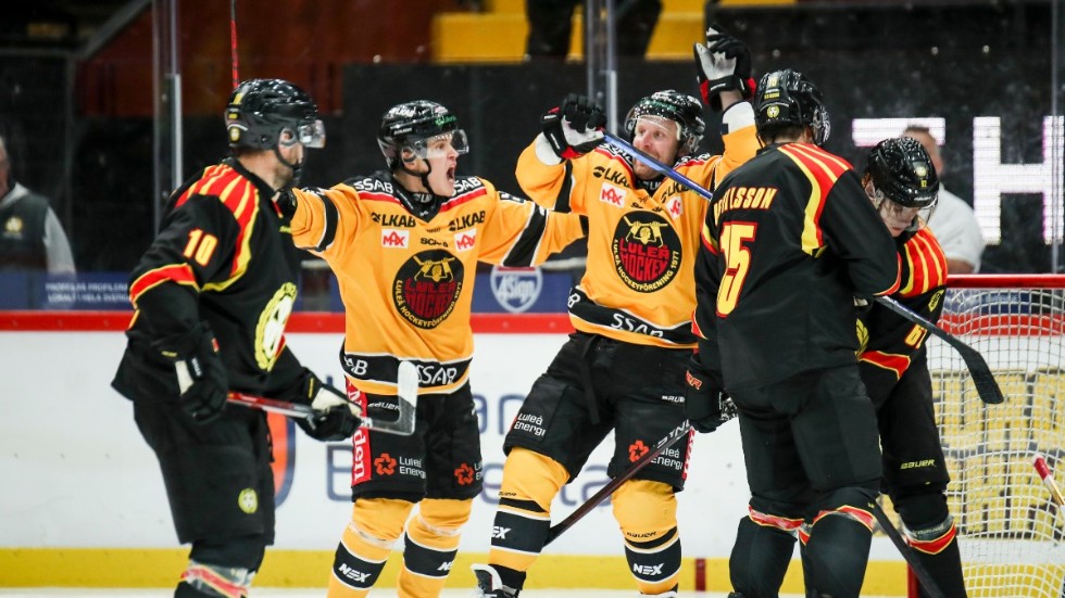 Luleå jublar efter Leo Komarovs första SHL-mål.