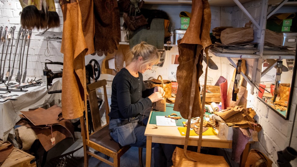Linda Maasing, som driver Rejmyre smedja och garveri i Hantverksbyn, är positiv till Viktor Söderbergs, vd Reijmyre glasbruks, intresse för att köpa alla fastigheter i Hantverksbyn från Finspångs kommun. 