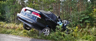 Personbil körde av vägen i Sjonhem • En person förd till sjukhus • ”Voltat ett antal gånger”