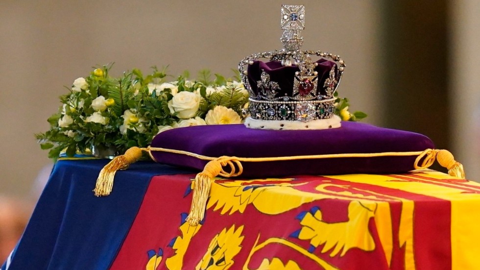 Drottning Elizabeths kista fördes under onsdagen till Westminster Hall där den bortgångna monarken ska ligga ska ligga lit de parade i fyra dagar.