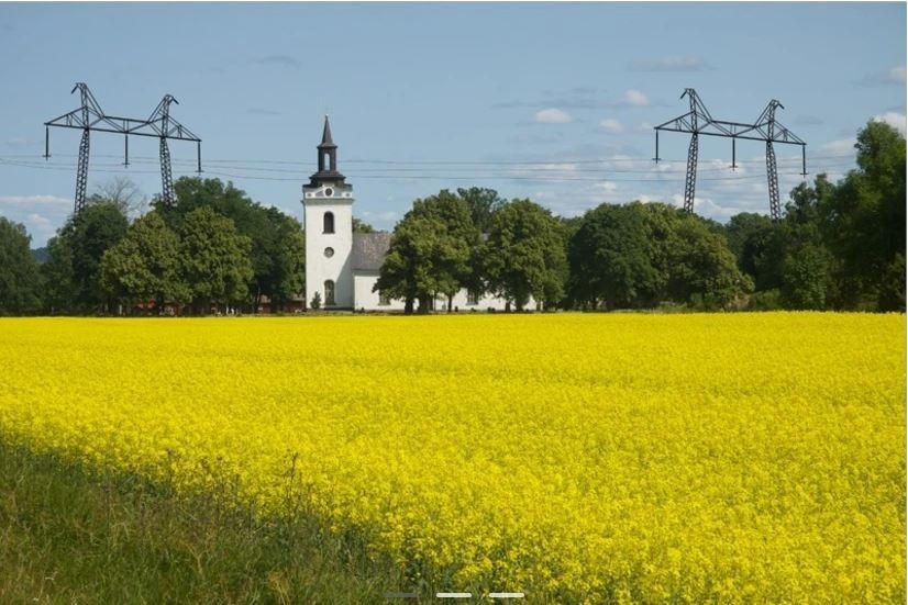 Så kan det komma att se ut vid Torstuna kyrka om den luftburna högspänningsledningen dras fram där.