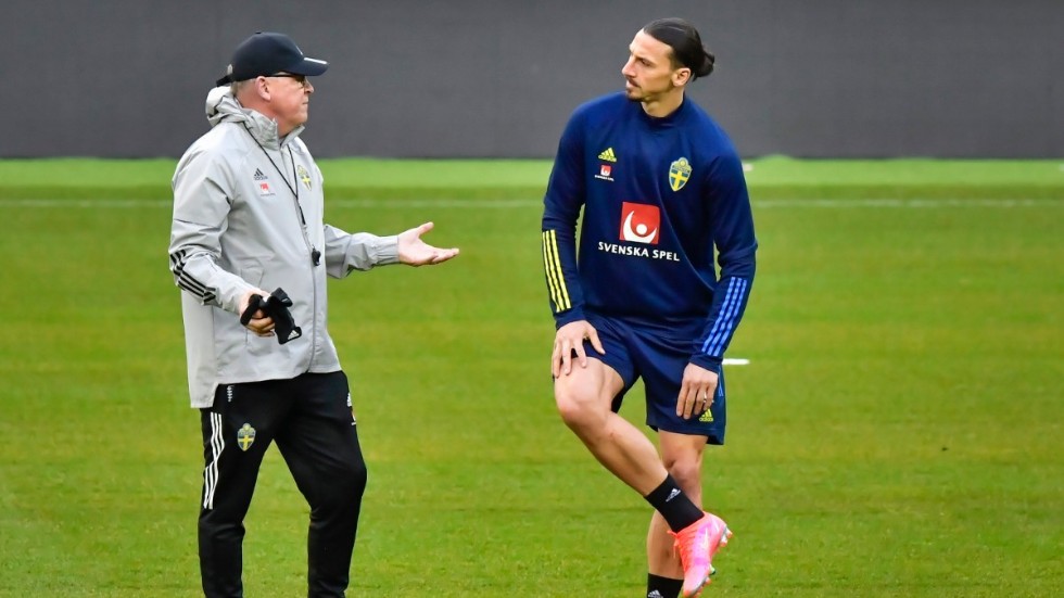 Sveriges förbundskapten Janne Andersson tillsammans med Zlatan Ibrahimovic under en landslagsträning i våras. Arkivbild.