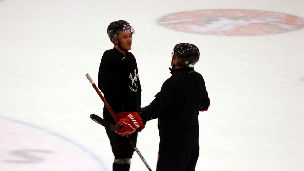 Rasmus Kahilainen i samspråk med Anders Olsson.