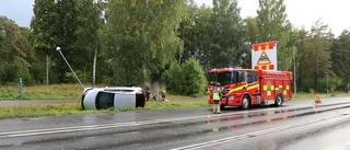 Bil välte efter krock med lyktstolpe