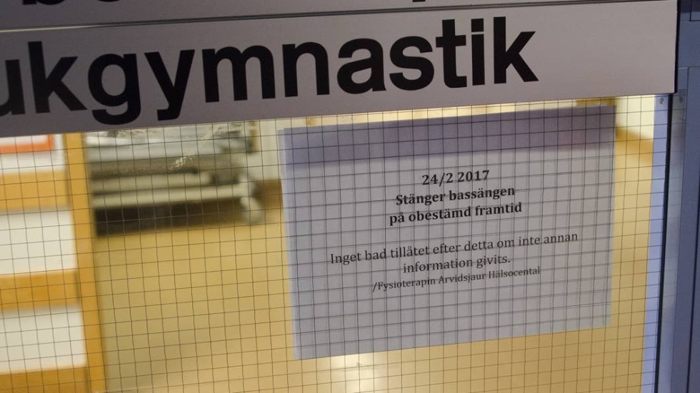 Stängd. Varmvattenbassängen har varit stängd sedan februari då det saknas avtal med kommunen sedan de tog över fastigheten från regionen vid årsskiftet. Men kanske en lösning är nära efter onsdagens möte mellan kommun och region.
