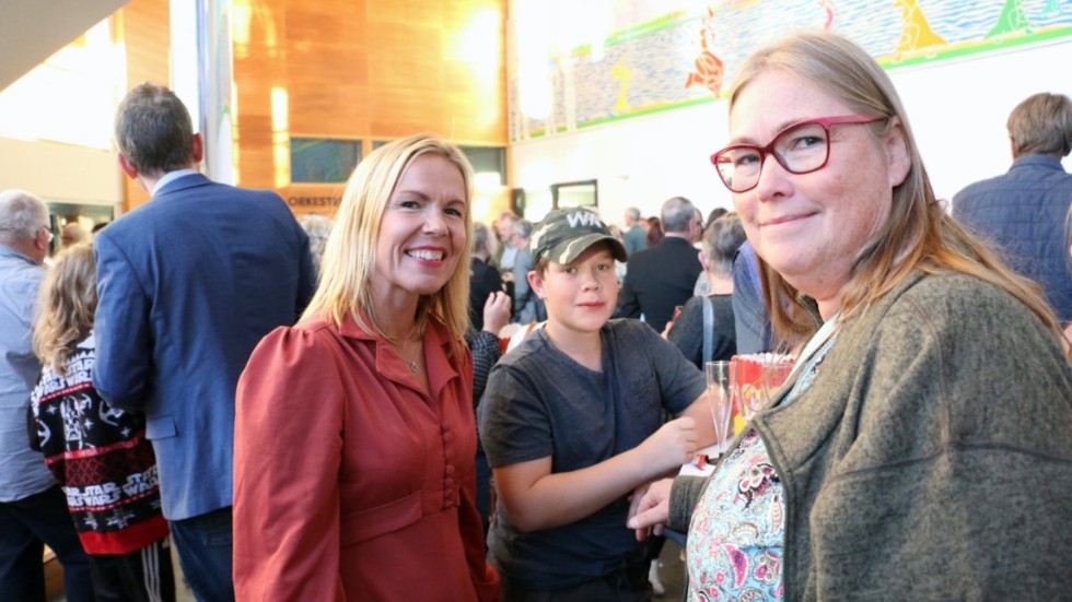 Camilla Rönnbäck, Elias Rönnbäck och Victoria Lundmark hade agerat statister på nattklubb, som publik i ishallen och som polis och banktjänsteman.