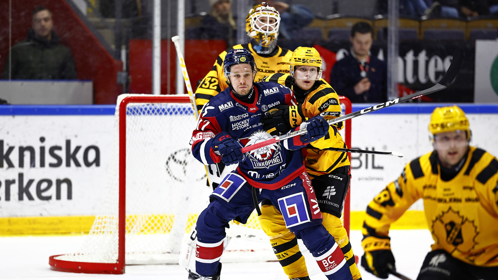 Linus Lindström åkte med fötterna först in i sargen i tredje perioden.