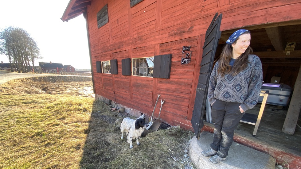 Bagare Camille De Neef utanför bageriet med hunden Lucca.