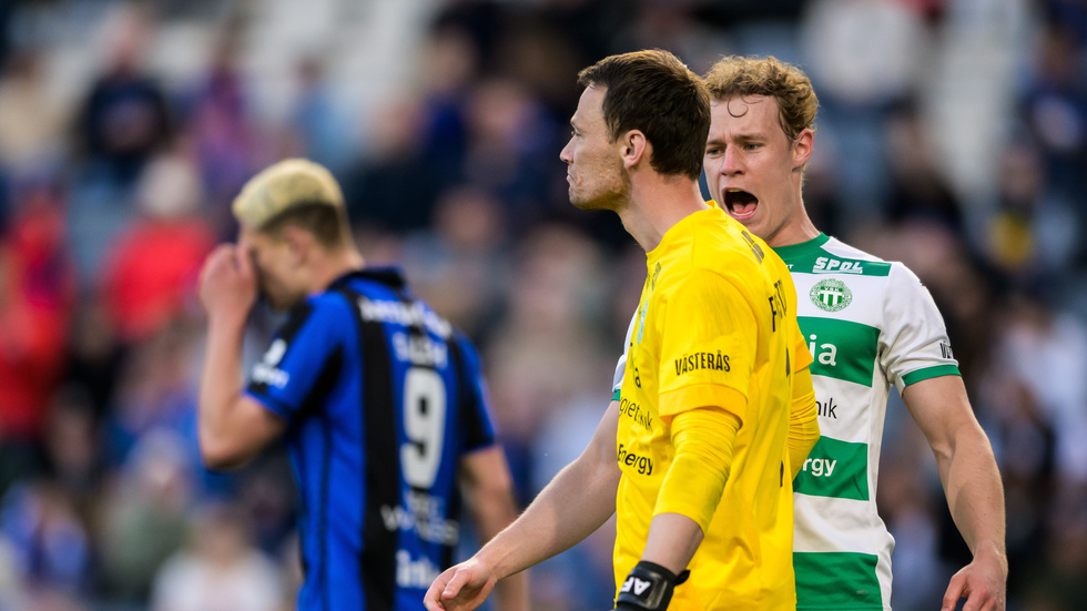 Västerås Anton Fagerström och Herman Magnusson jublar efter straffräddningen.