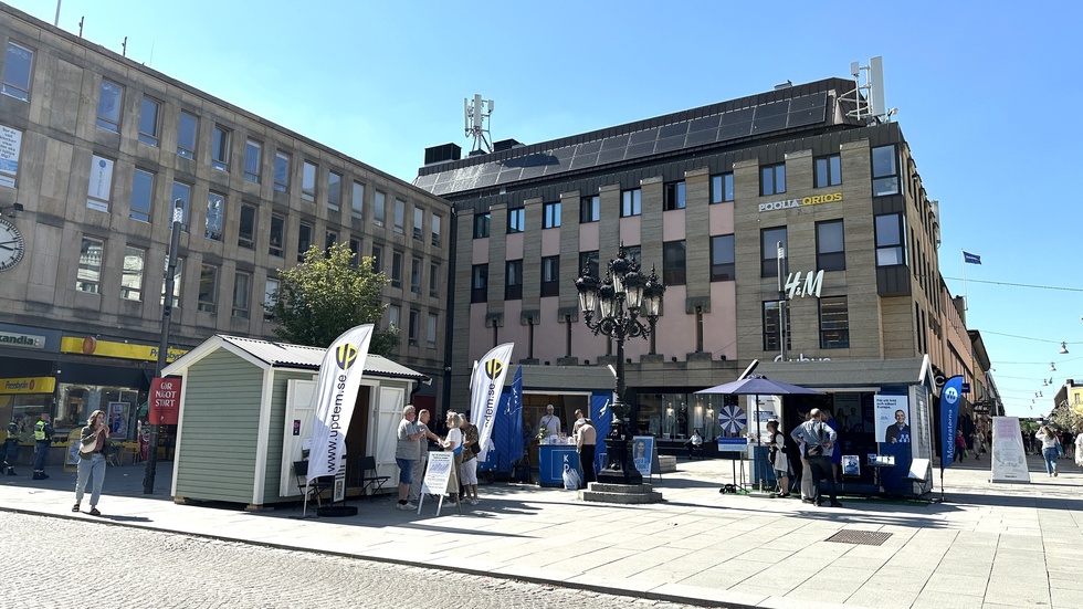 I valstugorna som nu finns på Stora torget kampanjar både politiker och valfunktionärer. Nu ska deras miljö bli lite tryggare, men någon kameraövervakning blir det inte.