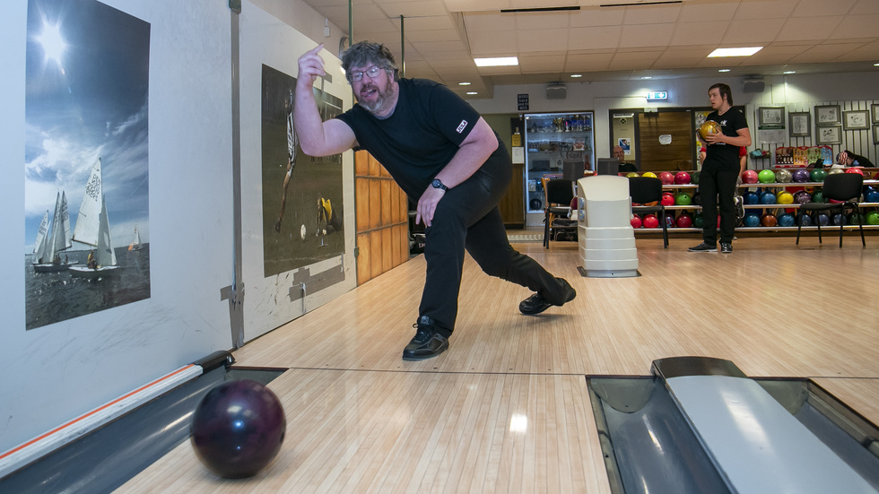 Håkan Rylander under parabowlingen i Motala Bowlinghall. "Man får ju den här kontakten med andra", svarar han på frågan om vad han gillar med bowlingen.