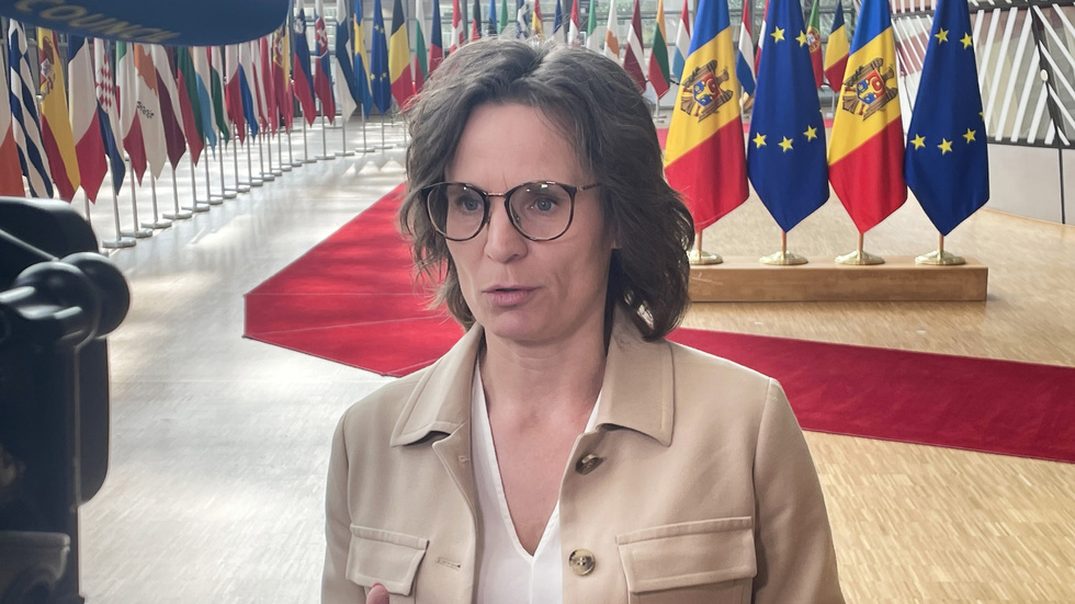 Jessika Roswall på väg in till EU-möte i Bryssel.