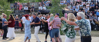 Lasse Stefanz spelade i Visby – paren dansade loss på banan