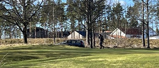 Bil körde av vägen och ut på golfbana – en till sjukhus