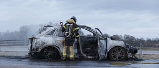 Bilen brann upp på E4 – polisen tog körkortet 