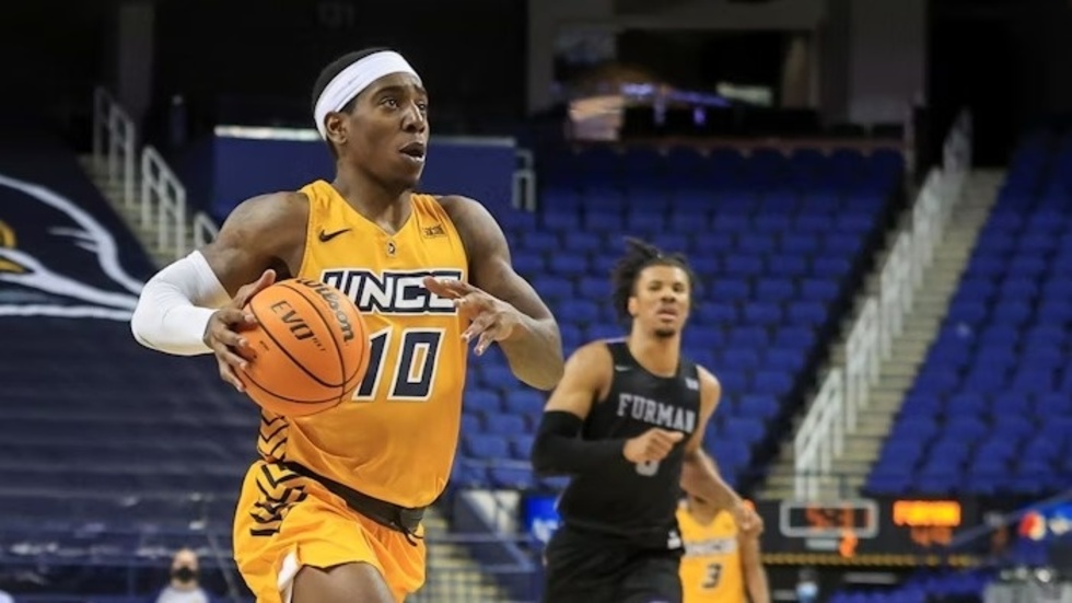 De’Monte Buckingham under sin tid i collegelaget UNC Greensboro.