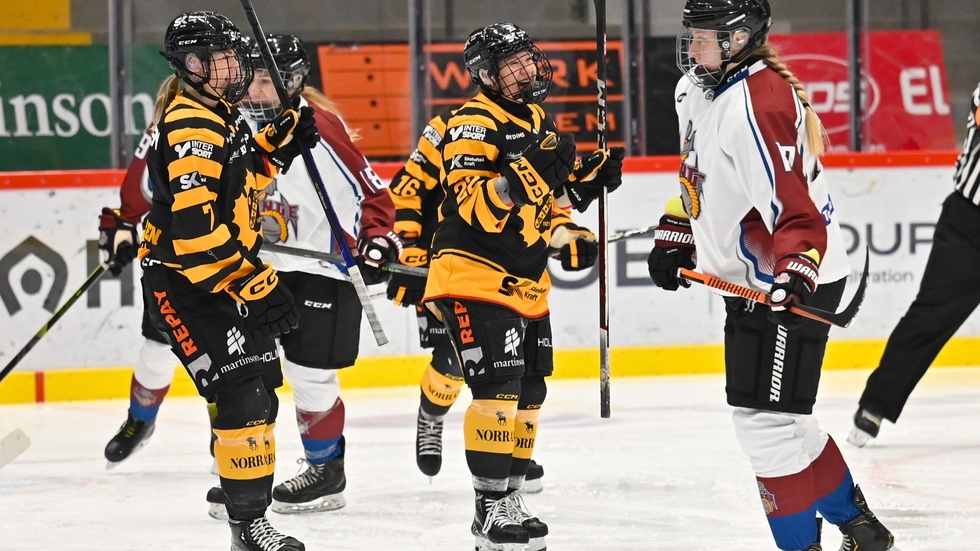 Sara Krauseneck och AIK jublar efter ett av fem mål mot Haninge Anchors på lördagen.