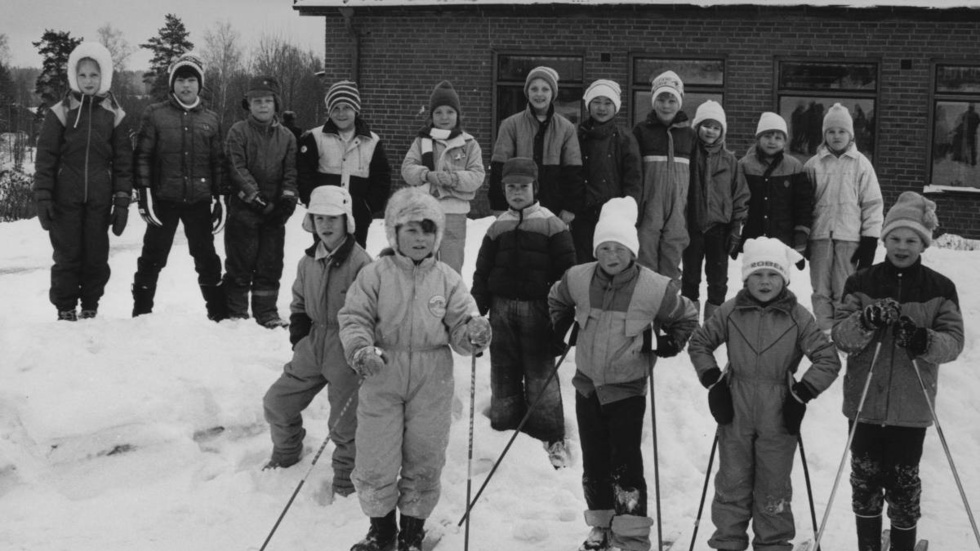 12 februari 1986. Elever från Strångsjö skola på väg ut i skidspåret. 
