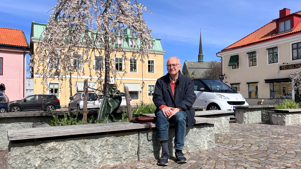 Ingemar Falk är trött på att behöva flytta bilen efter två eller fem timmar varje dag, vilket han måste då p-skiva tillämpas som betalmetod utanför hans hem.
