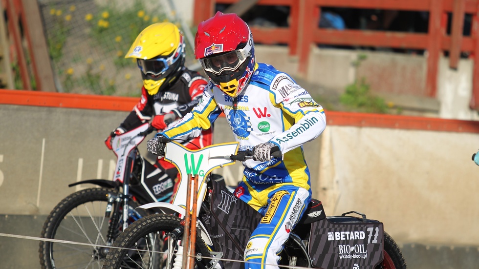 Maciej Janowski, årets stjärnförvärv hos Piraterna speedway, är med mot Rospiggarna hemma på tisdagen. Motalalaget gör två ändringar inför matchen.