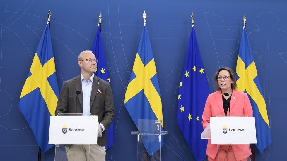 Sverigedemokraternas Ludvig Aspling och migrationsminister Maria Malmer Stenergard (M) på pressträffen om skärpta villkor för anhöriginvandring.