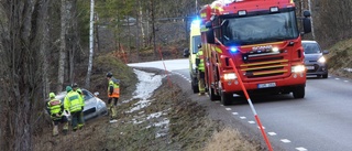 Bilist körde i diket – en person förd till sjukhus