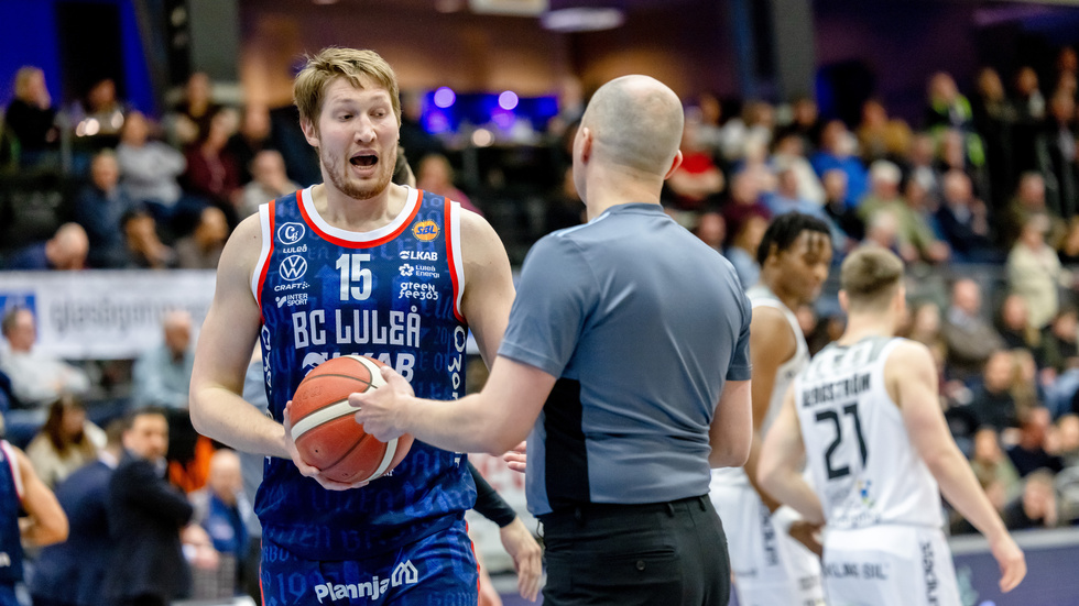 Tobias Sjöberg hade kunnat flytta efter säsongen, men nu har centern bestämt sig för att stanna ännu en säsong.