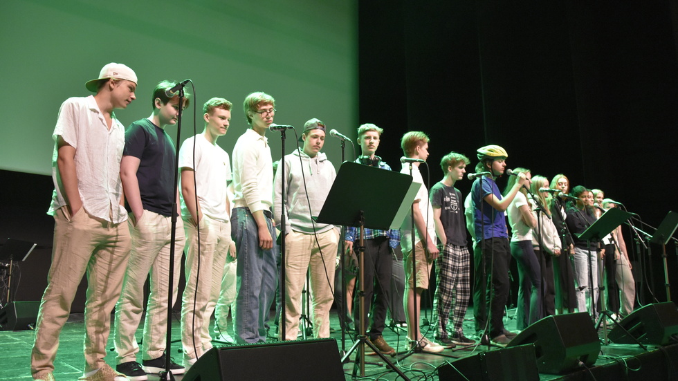 Klass 9A Bergviken kör sista repetitionen av Gyllene tiders "Sommartider".