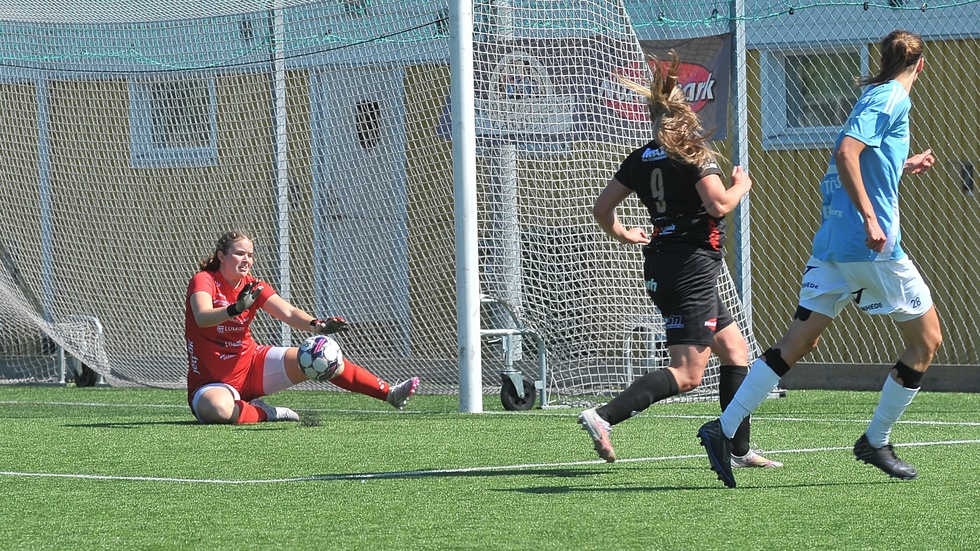 Ella Holmberg hade en tuff dag när Luleå Fotboll DFF förlorade mot IFK Östersund. Nu flyttar målvakten till USA.