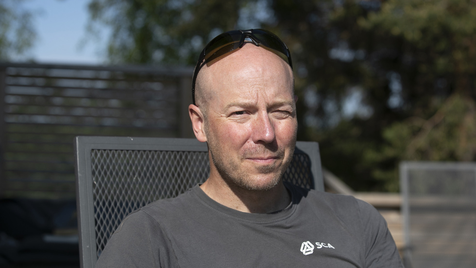 Virkesuppköparen Magnus Björk i Södra Prästholm har skogen som arbetsplats. Han vittnar om att det fläckvis är väldigt gott om mygg. Eftersom han blir sjuk av myggmedel hoppas han lite extra på en torr och varm sommar där mygginvasionen till sist avklingar. 