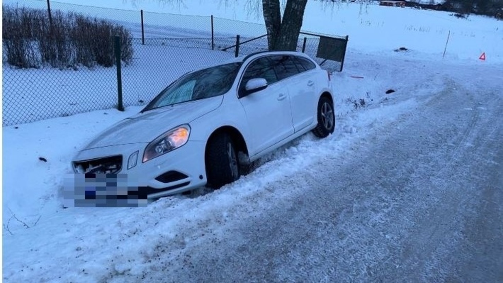 Föraren hade över 2 promille i blodet och körde i diket två gånger under samma färd.