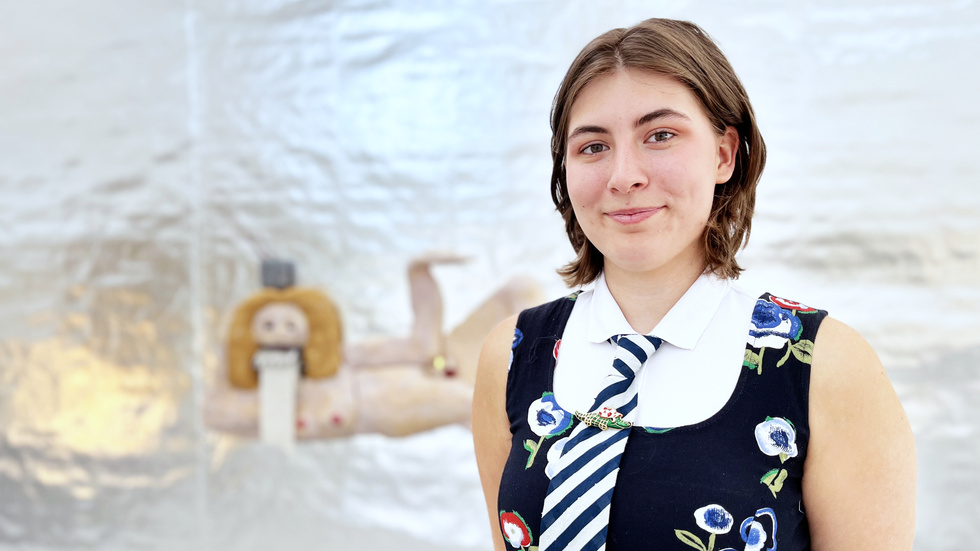 "Tjejtoan är en plats där man kan släppa masken, känna sig bekväm och vara trygg", säger Ingrid Rathod om sin inspiration till konstverket "Tjejen på toan". 