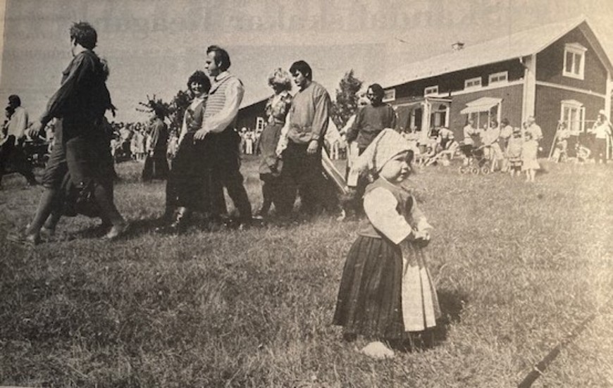 Det ska börjas i tid. Lilla Sara Magnusson ville gärna vara med när Kadrell'n visade upp sina färdigheter på hembygdsfesten i Sjulnäs.