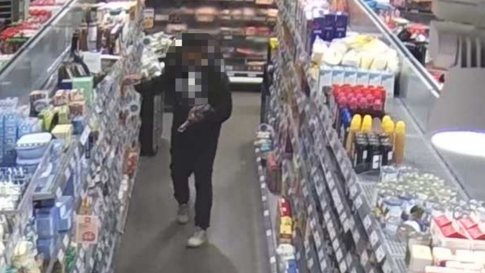 Mannen åtalas även för skadegörelse efter att i en butik ha gömt kött till ett värde av närmare 700 kronor, mat som sedan inte gick att sälja.