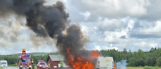 Skåpbil brann upp strax söder om Skellefteå