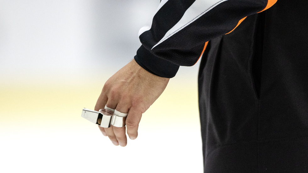 En ishockeydomare från Östergötland bröt armen efter att ha blivit tacklad av en spelare i Vita Hästen. Arkivbild.