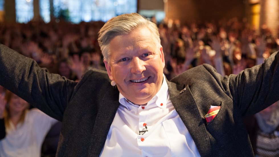 Etikettdoktorn Mats Danielsson, bosatt i Eksjö och Västervik, håller med insändarskribenten "Helst du, men annars fru" i hennes resonemang kring "niandet".