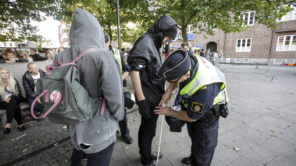 Polisen ska få utökade befogenheter att visitera människor i särskilda zoner, anser regeringen. Norrköpings kommun är positiv till förslaget men man har betänkligheter.