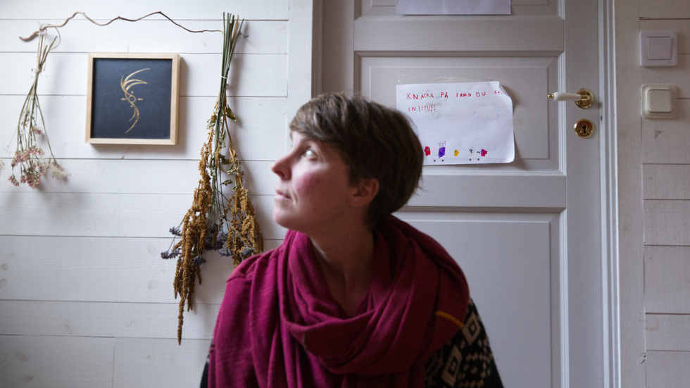 För fem år sen var Katarina en nyseparerad och utmattad mamma, i obalans med sig själv och i relationen med sina barn. Hon insåg att något måste förändras. ”Det första för mig var att hitta ett intresse, en passion. Jag började dansa, vilket jag gjorde mycket som barn, och åkte till retreats och reste till andra länder för att uppleva nya kulturer och perspektiv.”
I dag hon och barnen skapat utrymme för varandra hemma i det lilla huset i Tofta. Tack vare tydlighet och respekt för varandras behov. Då går det att koppla av på en yogamatta strax utanför ett av barnens rum.