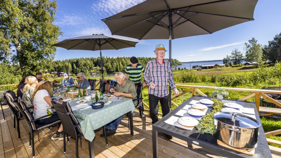 Årets surströmmingstest genomfördes i Ostisund på Hindersön på den gamla skolans nybyggda altan. Vädret och humöret var på topp när årets bästa surströmming skulle provas fram av några av öns stugägare. Högst betyg fick Röda Ulven som var en riktig fullträff enligt flera i testpanelen.