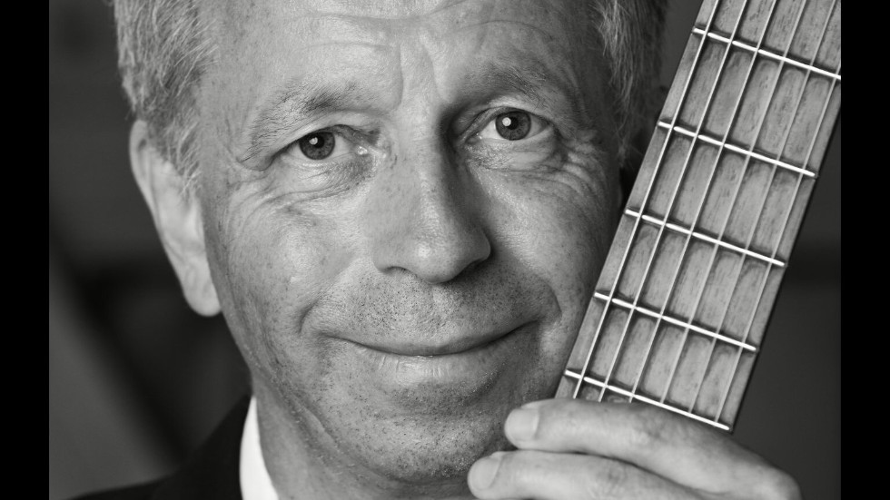 Göran Söllscher spelar på Uppsala gitarrfestivals invigningskonsert. Pressbild.